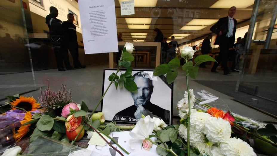 Homenagem a Steve Jobs em frente a uma loja da Apple em Frankfurt, Alemanha