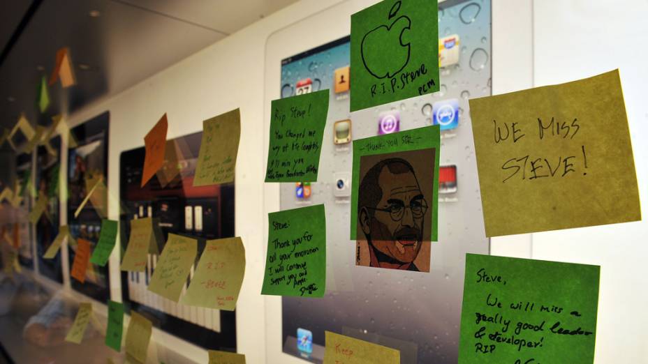 Homenagem a Steve Jobs na vitrine de uma loja da Apple em Hong Kong, China