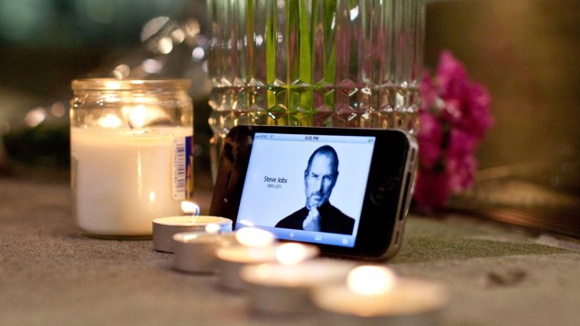 Homenagem a Steve Jobs em frente a uma loja da Apple em Nova York