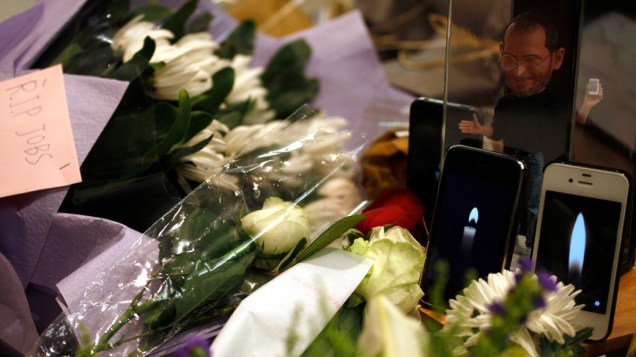Iphones simulam velas acesas em homenagem a Steve Jobs em uma loja da Apple em Hong Kong, China