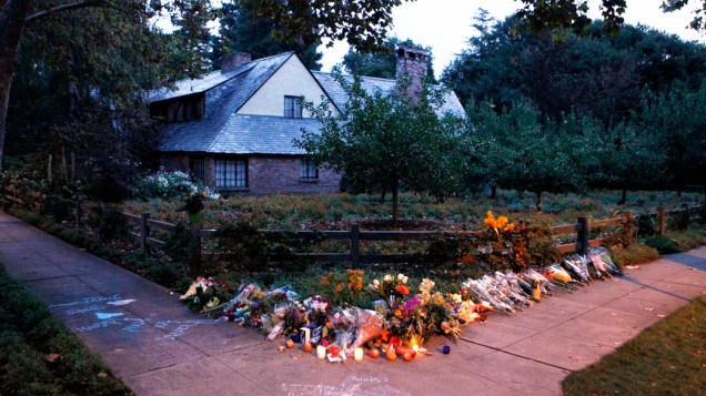 Homenagem em frente a casa de Steve Jobs, em Palo Alto, Califórnia