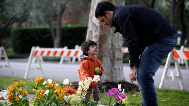Andreas Raptopoulos e seu filho fazem homenagem na calçada da casa de Steve Jobs, Califórnia