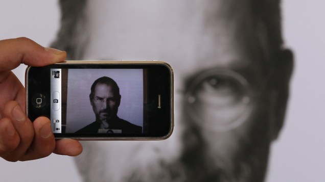 Homem fotografa homenagem a Steve Jobs com um iPhone em Londres