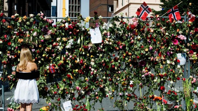 Homenagem às vítimas dos ataques da última sexta-feira em Oslo, Noruega