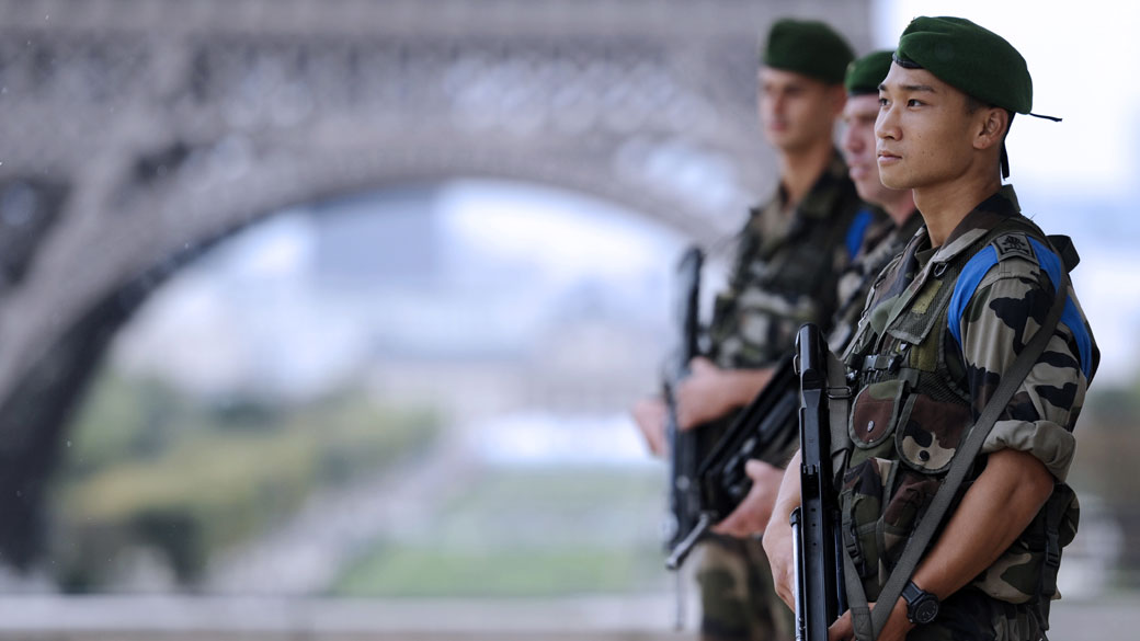 Soldados franceses patrulham a região da Torre Eiffel, em Paris