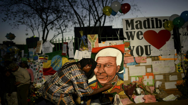 Homenagens a Nelson Mandela em frente ao hospital de Pretória