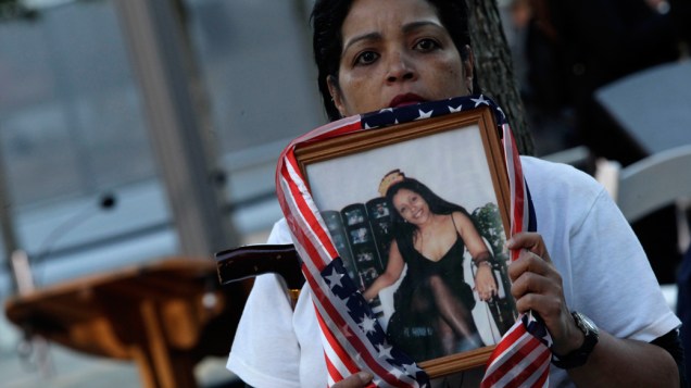 Linda Torrens segura um retrato de sua prima Janine Nicole Gonzalez, que foi morta no ataque ao World Trade Center, durante as homenagens do 11º aniversário da tragédia