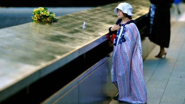 Ava Kathleen Schmoelzer, 7 anos coloca flores no memorial dedicado aos mortos do ataque ao World Trade Center
