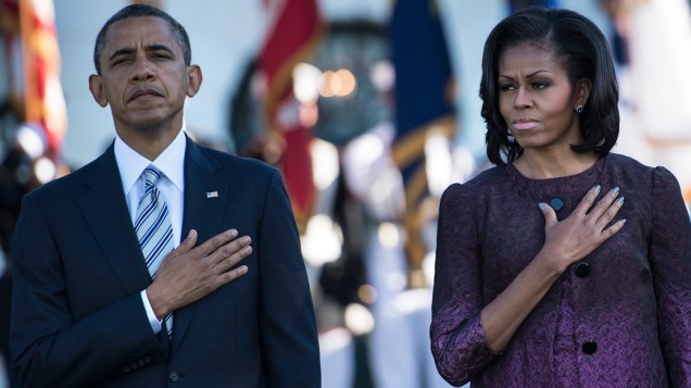 Presidente Barack Obama e a primeira-dama Michele Obama fazem um minuto de silêncio em homenagem aos mortos dos ataques de 11 de setembro de 2001