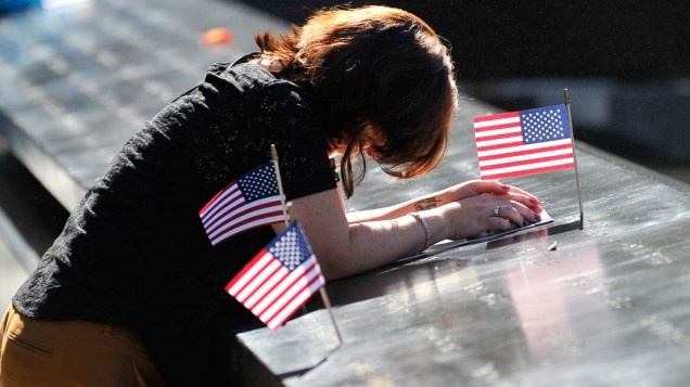 Melissa Pullis, se emociona durante as homenagens realizadas no décimo primeiro aniversário dos ataques ao World Trade Center, em Nova York