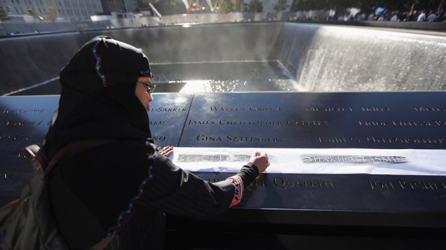  <br><br>  Khudeza Begum grava o nome de seu sobrinho, durante as cerimônias para o décimo primeiro aniversário dos ataques terroristas ao World Trade Center<br><br>