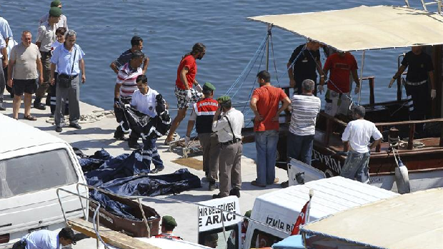 Homens da Guarda Costeira da Turquia trabalham no resgate de vítimas de naufrágio na costa do país