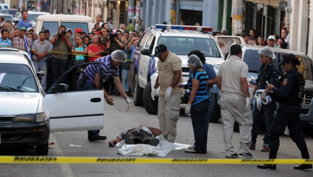 Policiais observam cena de crime em Honduras