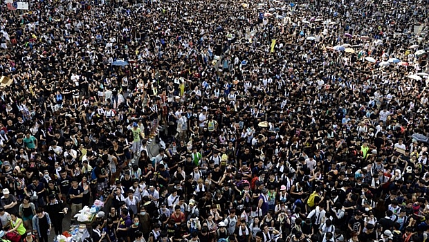 Dezenas de milhares de pessoas participam de protesto perto da sede do governo em Hong Kong