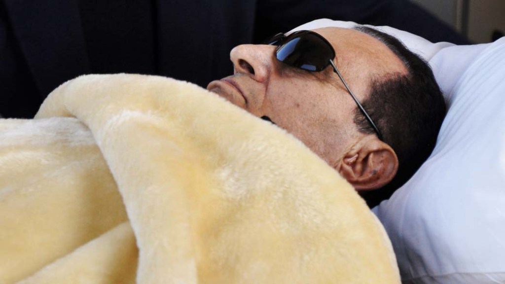 Hosni Mubarak estava sendo levado para julgamento em maca