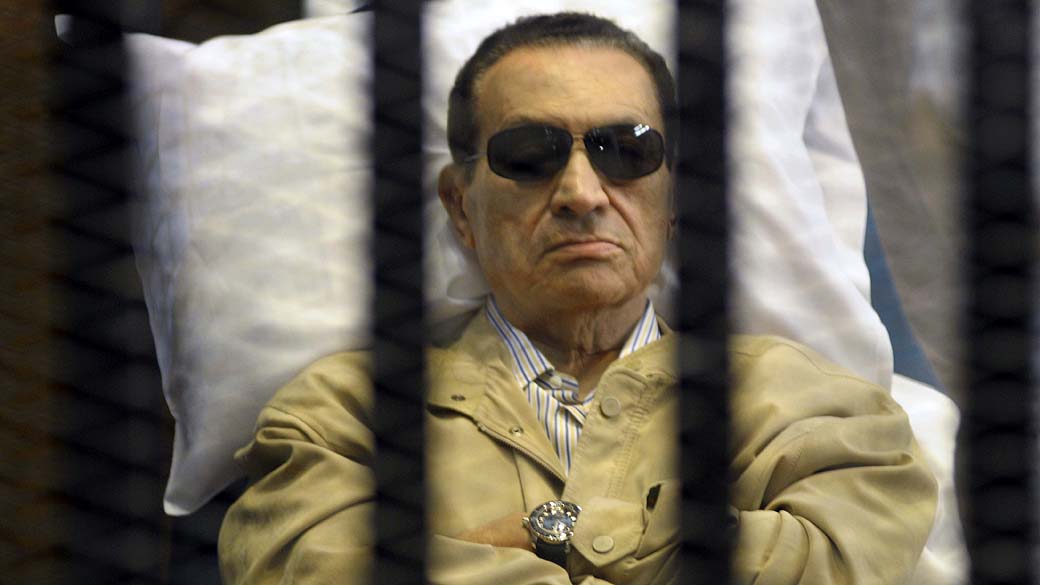 Hosni Mubarak preso em uma delegacia no Cairo, Egito, em 2012