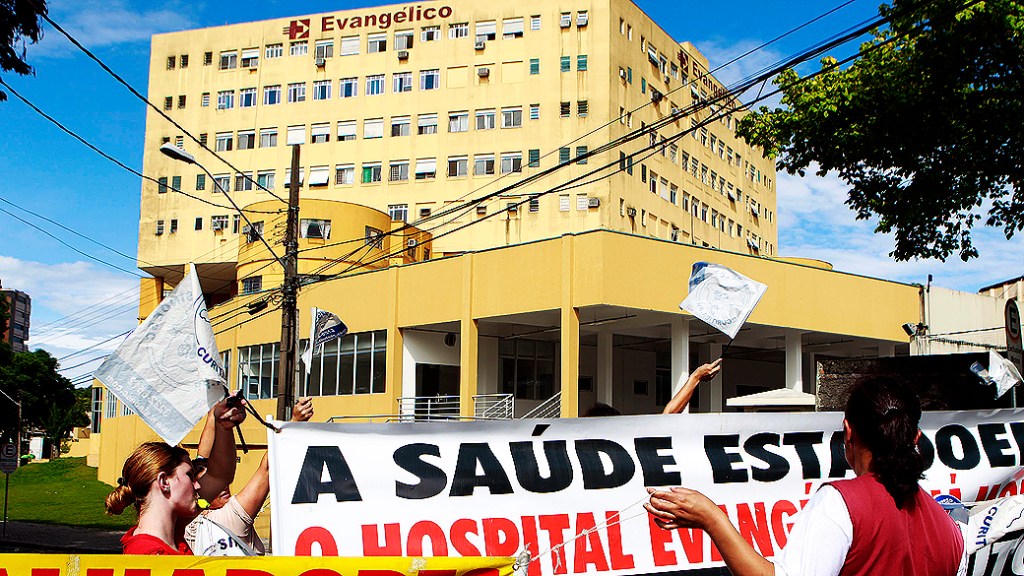 Vista do Hospital Evangélico, em Curitiba (PR): depois da médica Virgínia Soares de Souza, Krissia Kamile Singer Walbach também foi indiciada por homicídio qualificado e formação de quadrilha