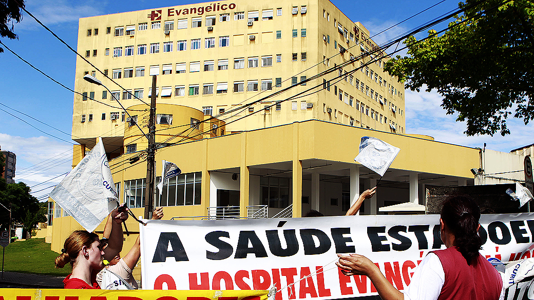Vista do Hospital Evangélico, em Curitiba (PR). A médica Virgínia Soares de Souza, que trabalha na UTI do Hospital Evangélico, em Curitiba foi presa
