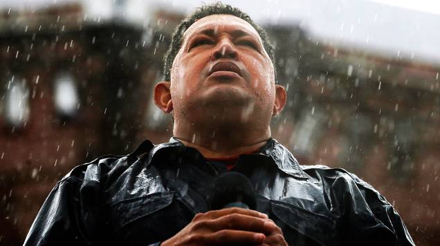 Embaixo de chuva, Chávez faz seu último comício antes das eleições de outubro de 2012