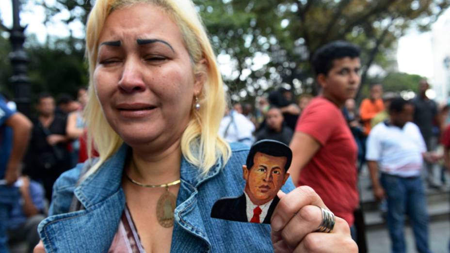 Chavistas lamentam a morte de Hugo Chávez