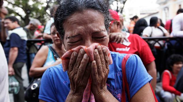 Chavistas lamentam a morte de Hugo Chávez