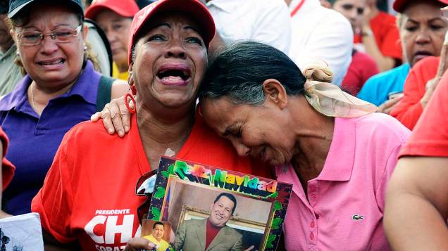 Chavistas se emocionam em frente ao Hospital Militar em Caracas