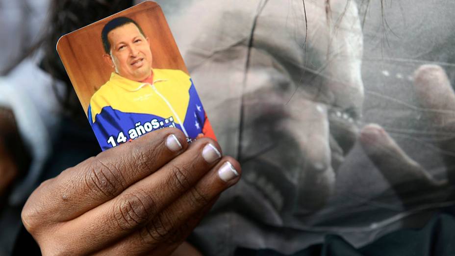 Apoiadores foram à frente do Hospital Militar para adeus a Hugo Chávez em Caracas, nesta quarta-feira (06)