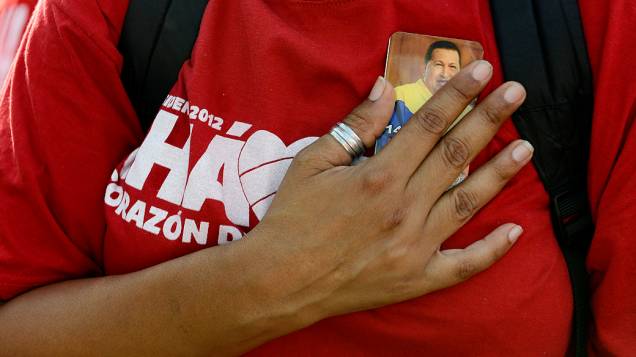 Apoiadores foram à frente do Hospital Militar para adeus a Hugo Chávez em Caracas, nesta quarta-feira (06)
