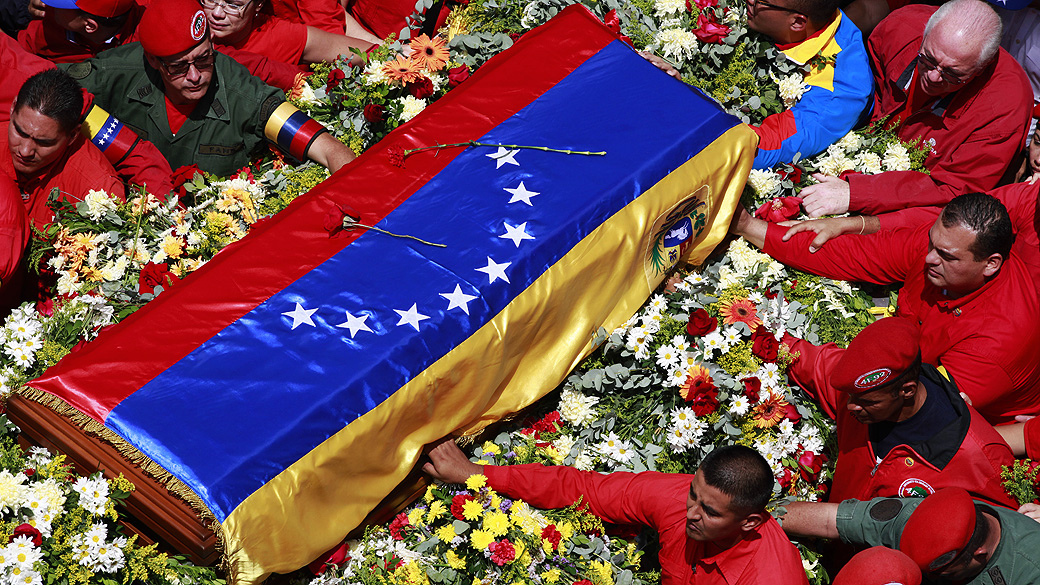 Milhares de pessoas acompanham cortejo fúnebre de Hugo Chávez pelas ruas da capital Caracas