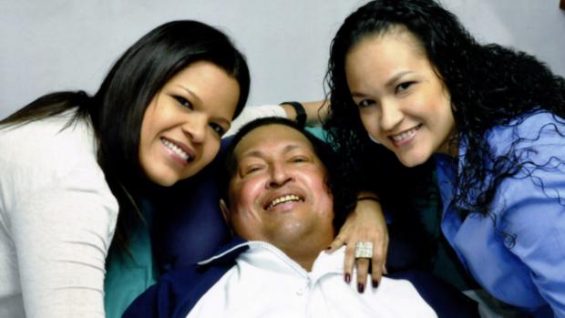 Foto cedida pelo Ministério de Comunicação e Informação da Venezuela mostra o presidente Hugo Chávez com as filhas Rosa Virginia (dir) e María Gabriela (esq), lendo o diário cubano Granma