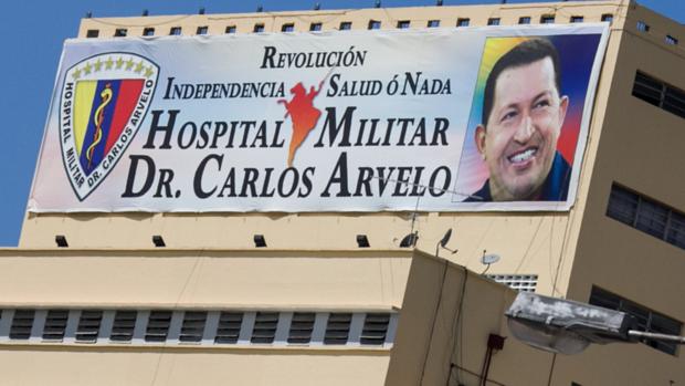 Imagem de Hugo Chávez na fachada do Hospital Militar Dr. Carlos Arvelo, em Caracas