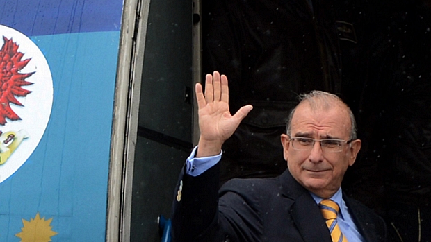 Negociador-chefe do governo colombiano no diálogo com as Farc, Humberto de la Calle embarca rumo a Cuba
