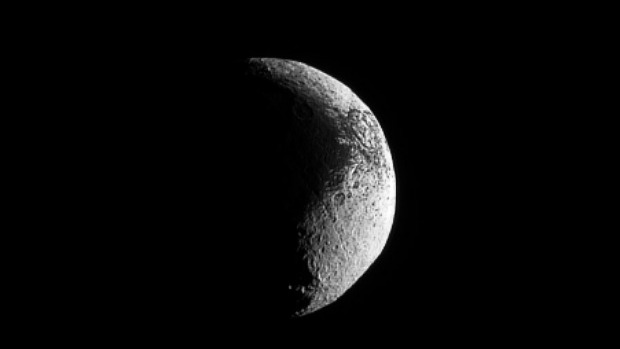 Iapetus, vista pelas lentes da sonda americana Cassini
