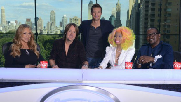 Os jurados do American Idol, Mariah Carey, Keith Urban, Nicki Minaj e Randy Jackson, com o apresentador Ryan Seacrest no meio