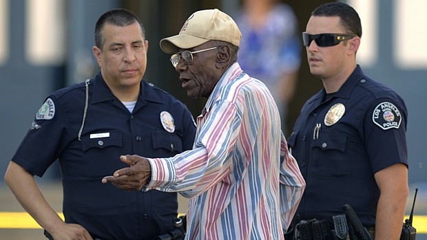 O motorista Preston Carter, de 100 anos, conversa com policiais após atropelar onze pessoas em Los Angeles
