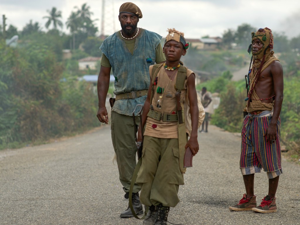 Idris Elba e Abraham Attah no filme 'Beasts of No Nation'