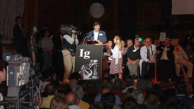 Andre Geim recebe seu Ig Nobel, em 2000, por levitar sapos usando semicondutores