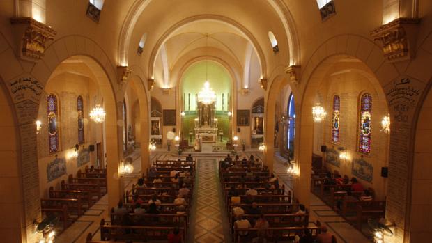 Cristãos participam de missa na basílica Nossa Senhora de Fátima, no Cairo, Egito