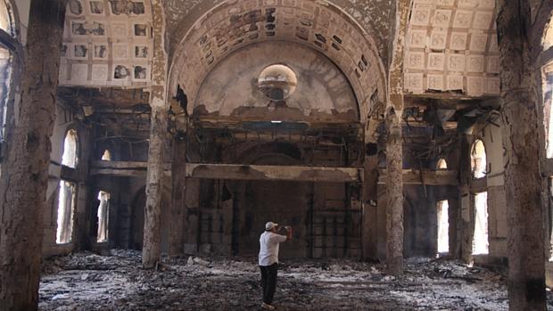 Interior de igreja destruída no Egito