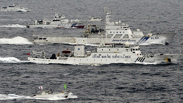 Embarcação da guarda costeira japonesa acompanha movimentos de navio de vigilância chinês, nos arredores das ilhas Senkaku