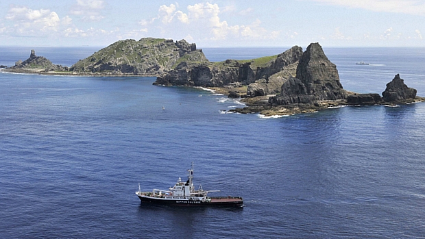 Barco japonês navega na região das ilhas Senkaku, disputadas por Japão, China e Taiwan