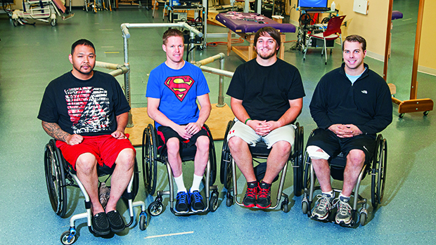 Os pacientes Andrew Meas, Dustin Shillcox, Kent Stephenson e Rob Summers foram submetidos a um tratamento com estimulação elétrica para recuperarem suas funções motoras