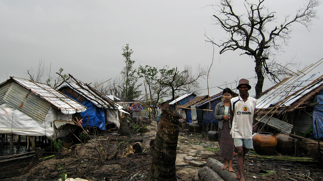 Vítimas do ciclone em Mianmar, em 2005