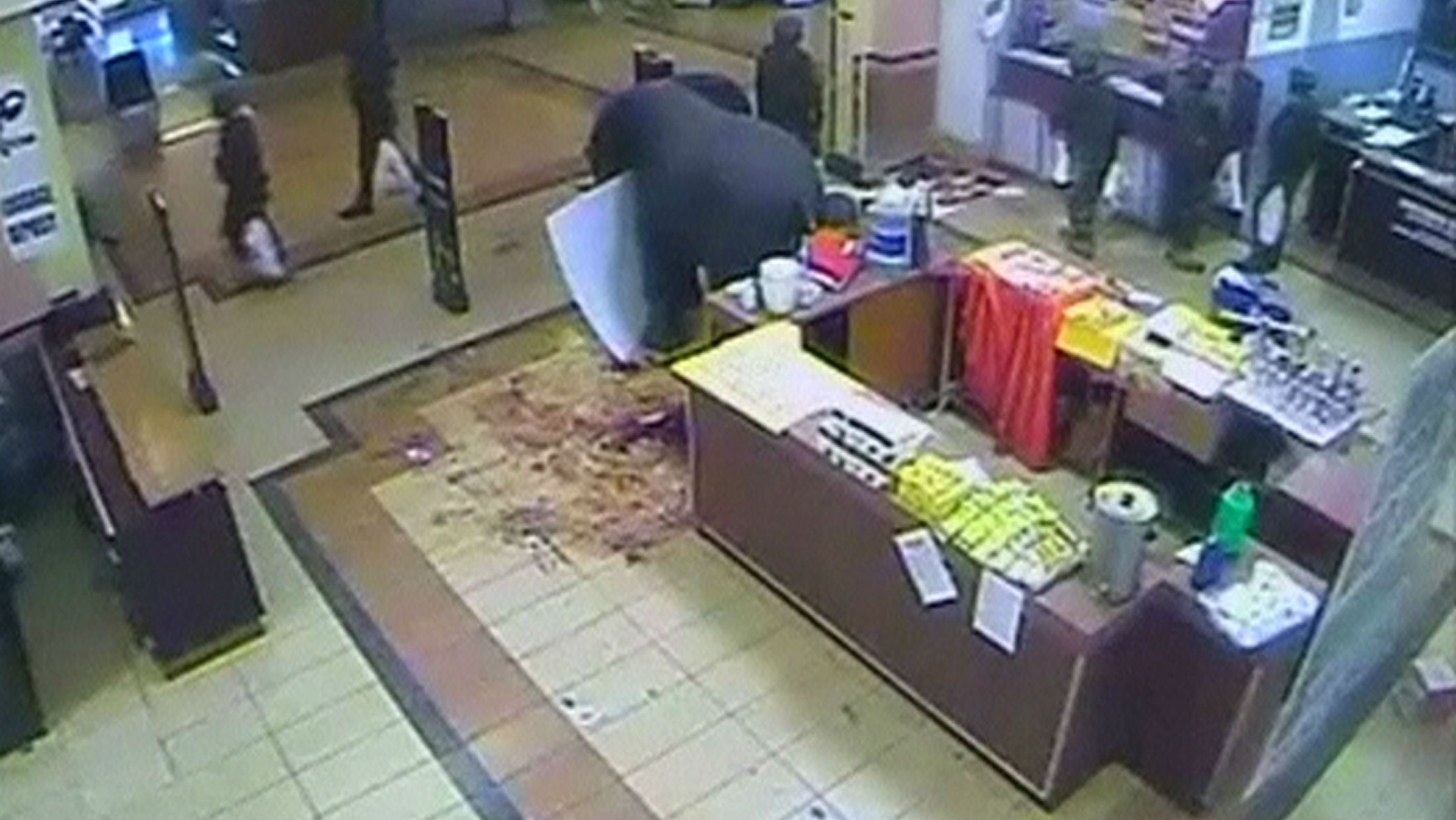 Imagens das câmeras de segurança do shopping Westgate, em Nairóbi, mostram soldados quenianos saqueando lojas após atentado terrorista