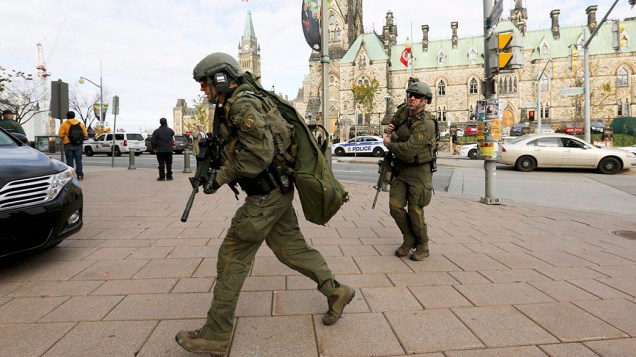 Movimentação do lado de fora do Parlamento canadense, alvo de um ataque a tiros nesta quarta-feira