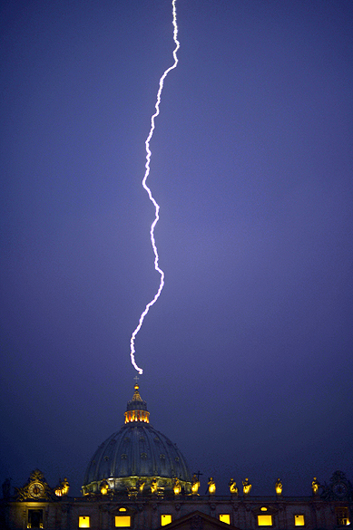 O fotógrafo Filippo Monteforte registrou na noite desta segunda-feira (11) o momento exato em que um raio atingiu a cúpula da Basílica de São Pedro, no dia em que o Papa Bento XVI anunciou renúncia