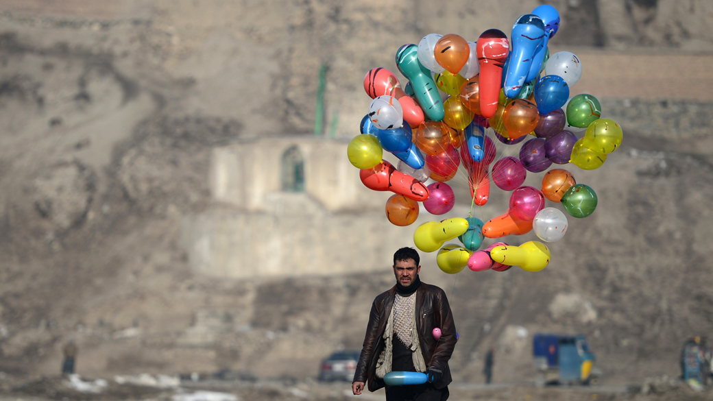 Homem vende balões em Cabul, no Afeganistão