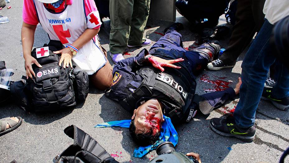 Três pessoas morreram e dezenas ficaram feridas durante confrontos entre a polícia e manifestantes que exigem a renúncia da primeira-ministra Yingluck Shinawatra, acusada nesta terça-feira (18) de negligência pela comissão anticorrupção da Tailândia