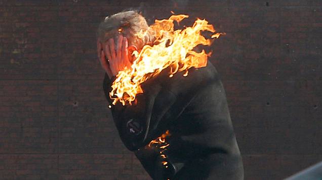 Um manifestante corre em chamas durante confronto com a polícia em Kiev, nesta terça-feira (18)