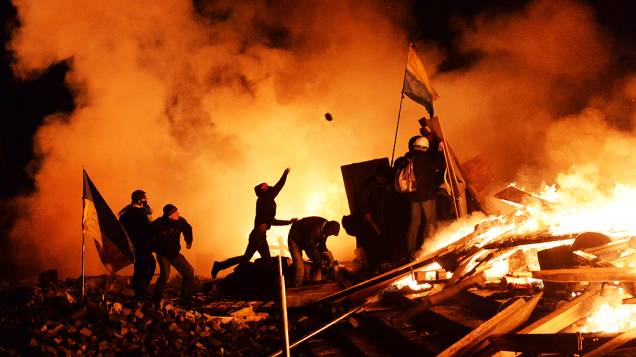 Manifestantes entram em confronto com policiais no centro de Kiev, na Ucrânia, na manhã desta quarta-feira (19). O número de mortos chega a 25 em Kiev no dia mais violento desde que os protestos contra o presidente Viktor Yanukovich começaram